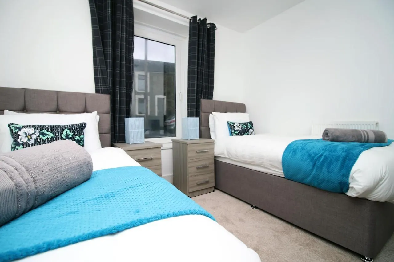 4 Bedrooms, Street Parking, Convenient Location Swansea Apartment