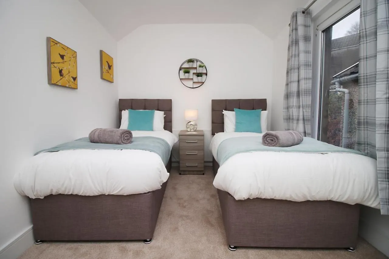 4 Bedrooms, Street Parking, Convenient Location Swansea 0*,