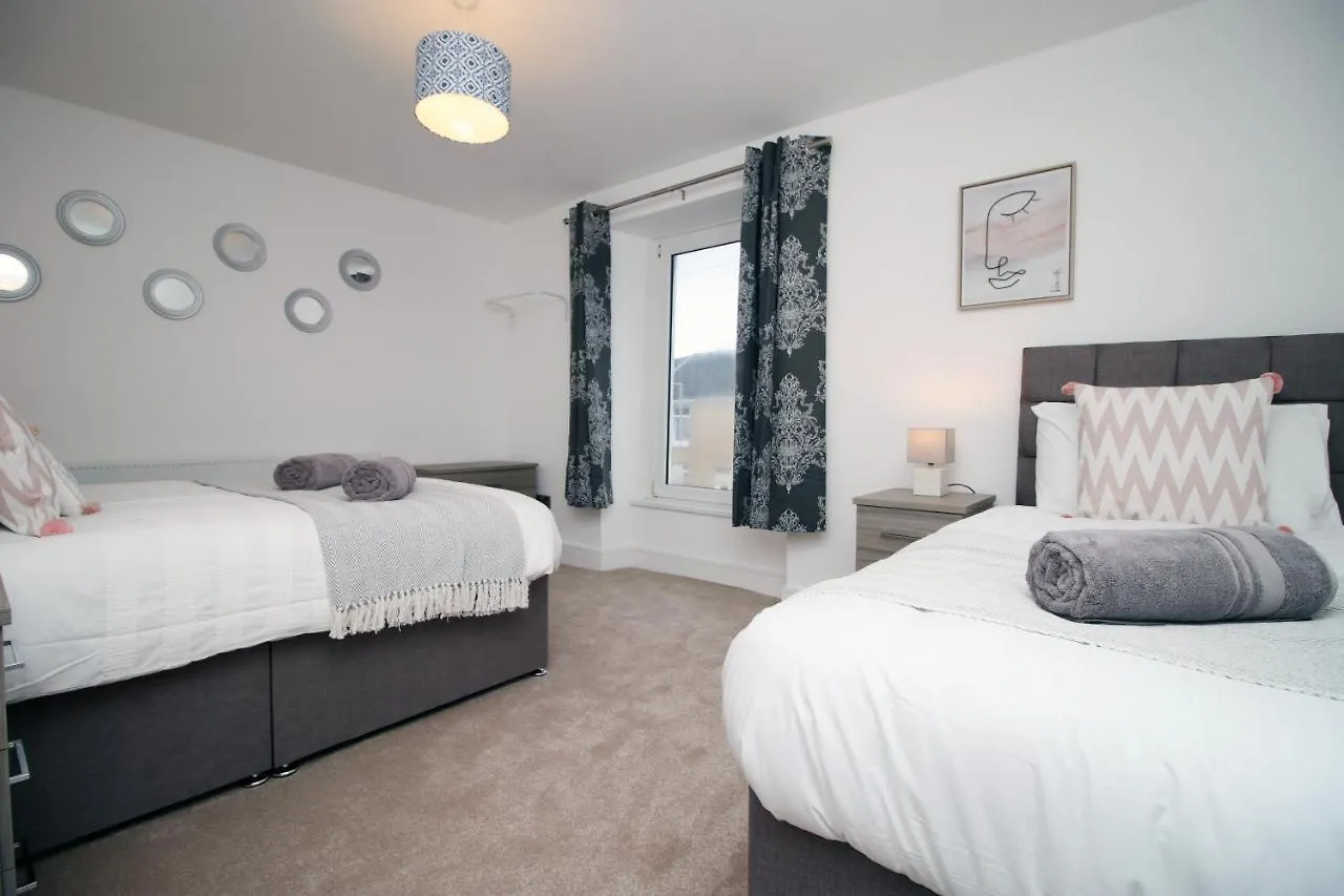 Apartment 4 Bedrooms, Street Parking, Convenient Location Swansea