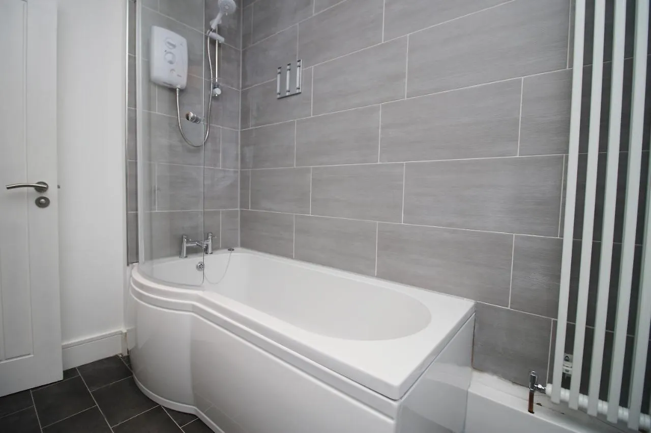 Apartment 4 Bedrooms, Street Parking, Convenient Location Swansea