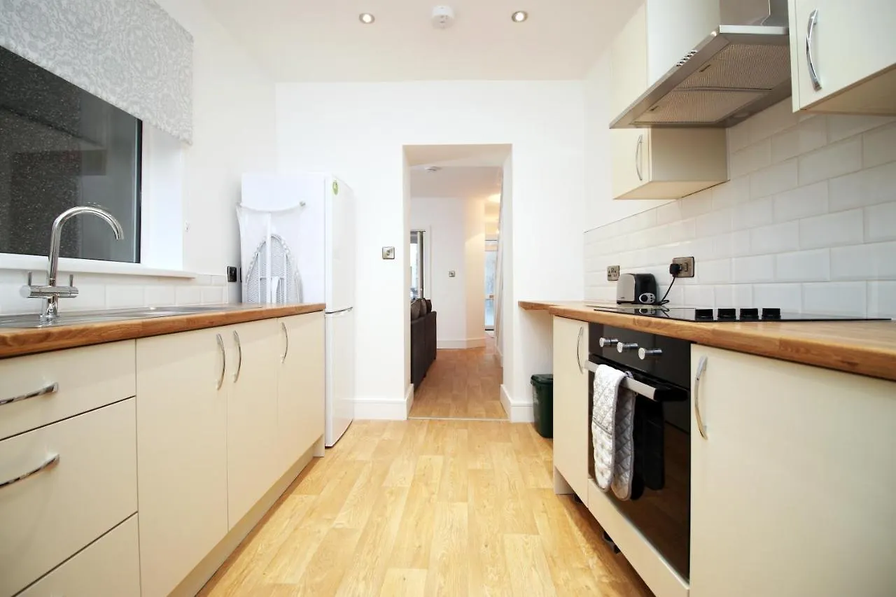 Apartment 4 Bedrooms, Street Parking, Convenient Location Swansea