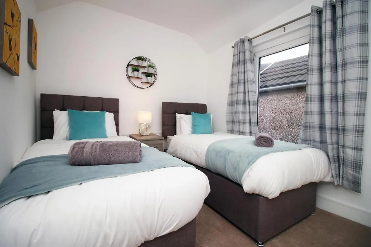 4 Bedrooms, Street Parking, Convenient Location Swansea Apartment
