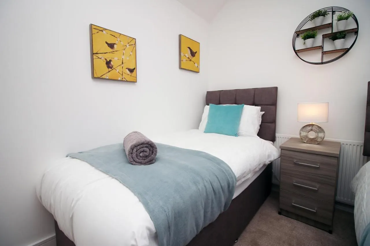 4 Bedrooms, Street Parking, Convenient Location Swansea Apartment