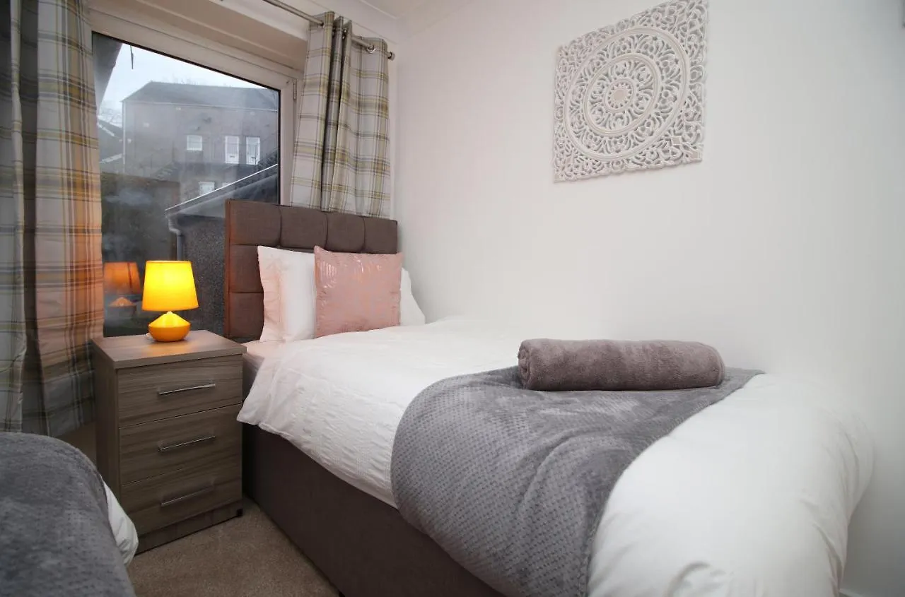 4 Bedrooms, Street Parking, Convenient Location Swansea