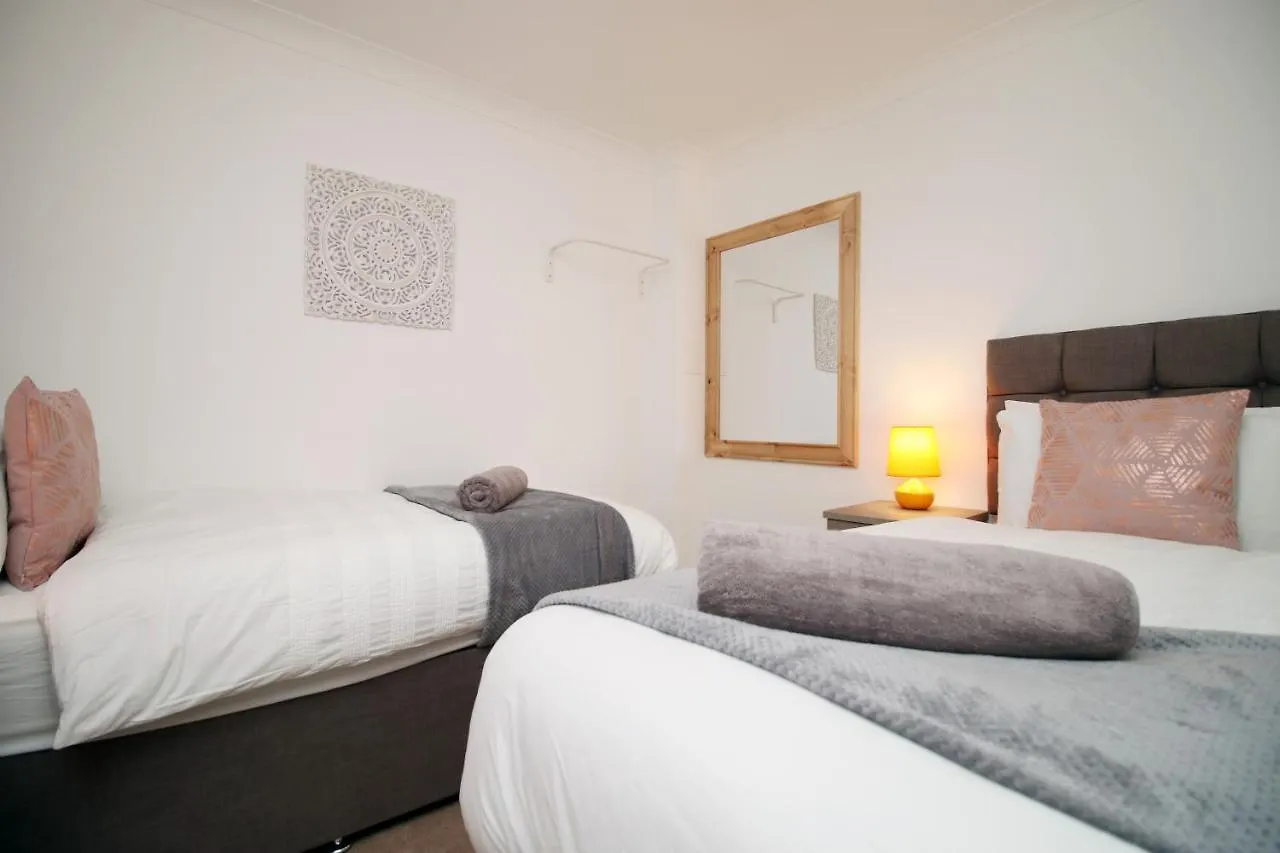 4 Bedrooms, Street Parking, Convenient Location Swansea