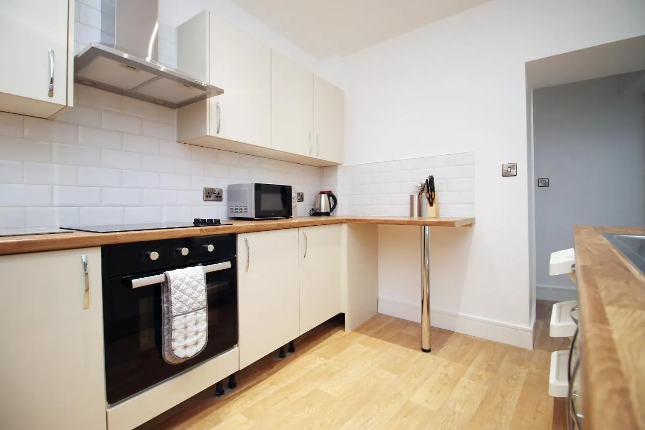 Apartment 4 Bedrooms, Street Parking, Convenient Location Swansea