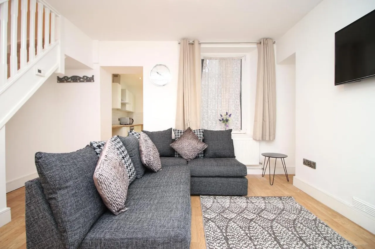Apartment 4 Bedrooms, Street Parking, Convenient Location Swansea United Kingdom