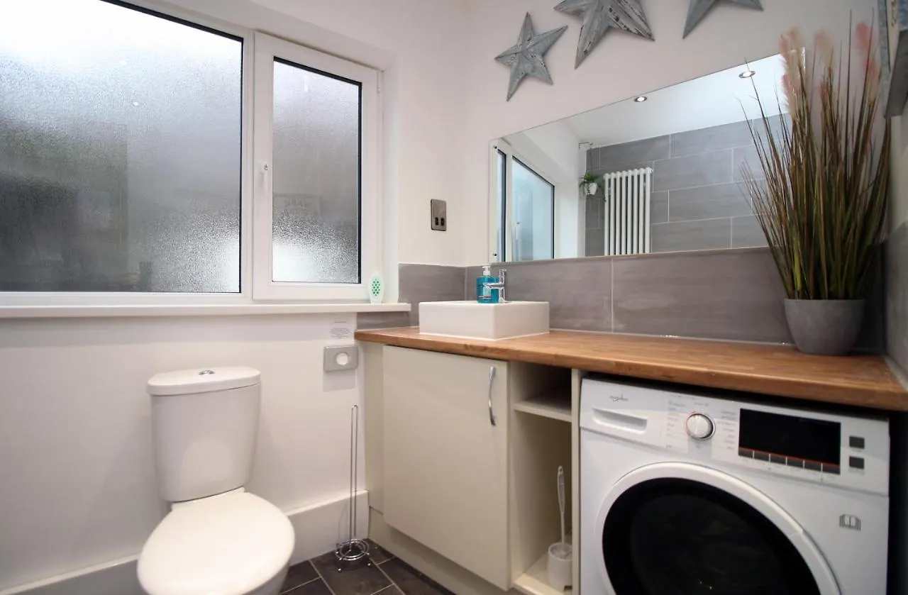 4 Bedrooms, Street Parking, Convenient Location Swansea Apartment