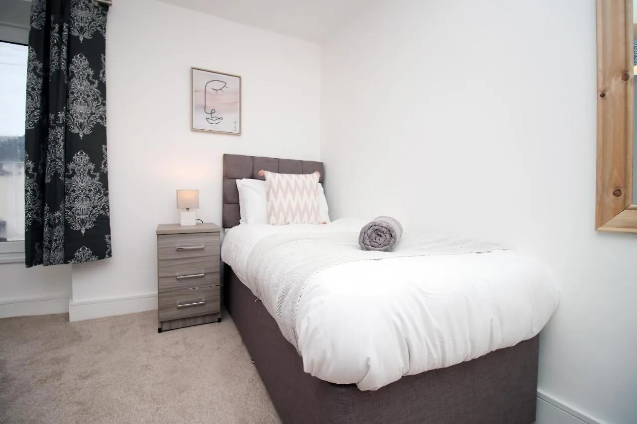 Apartment 4 Bedrooms, Street Parking, Convenient Location Swansea