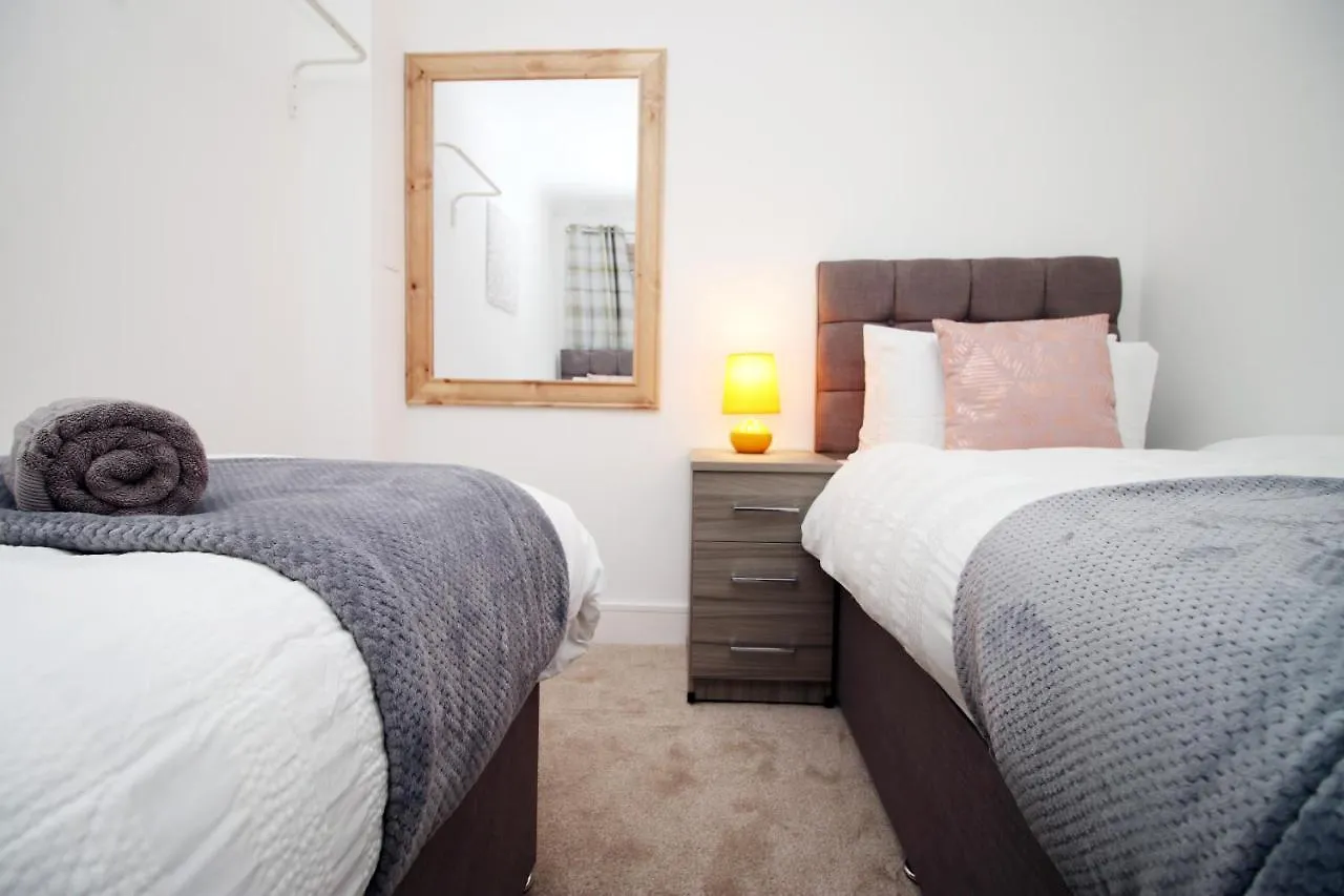 4 Bedrooms, Street Parking, Convenient Location Swansea 0*,